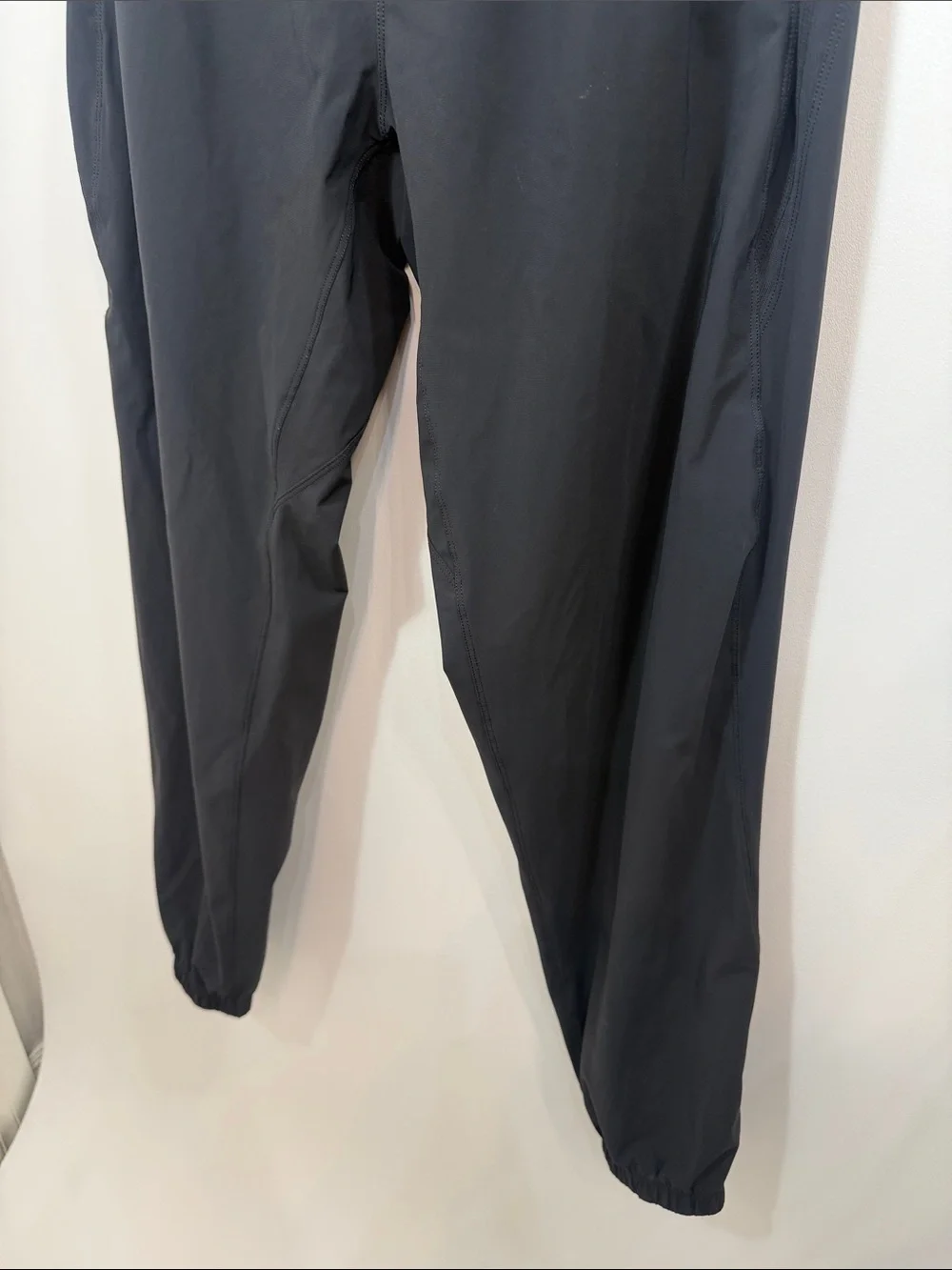Lululemon men’s black nylon joggers zipper ankle size large.